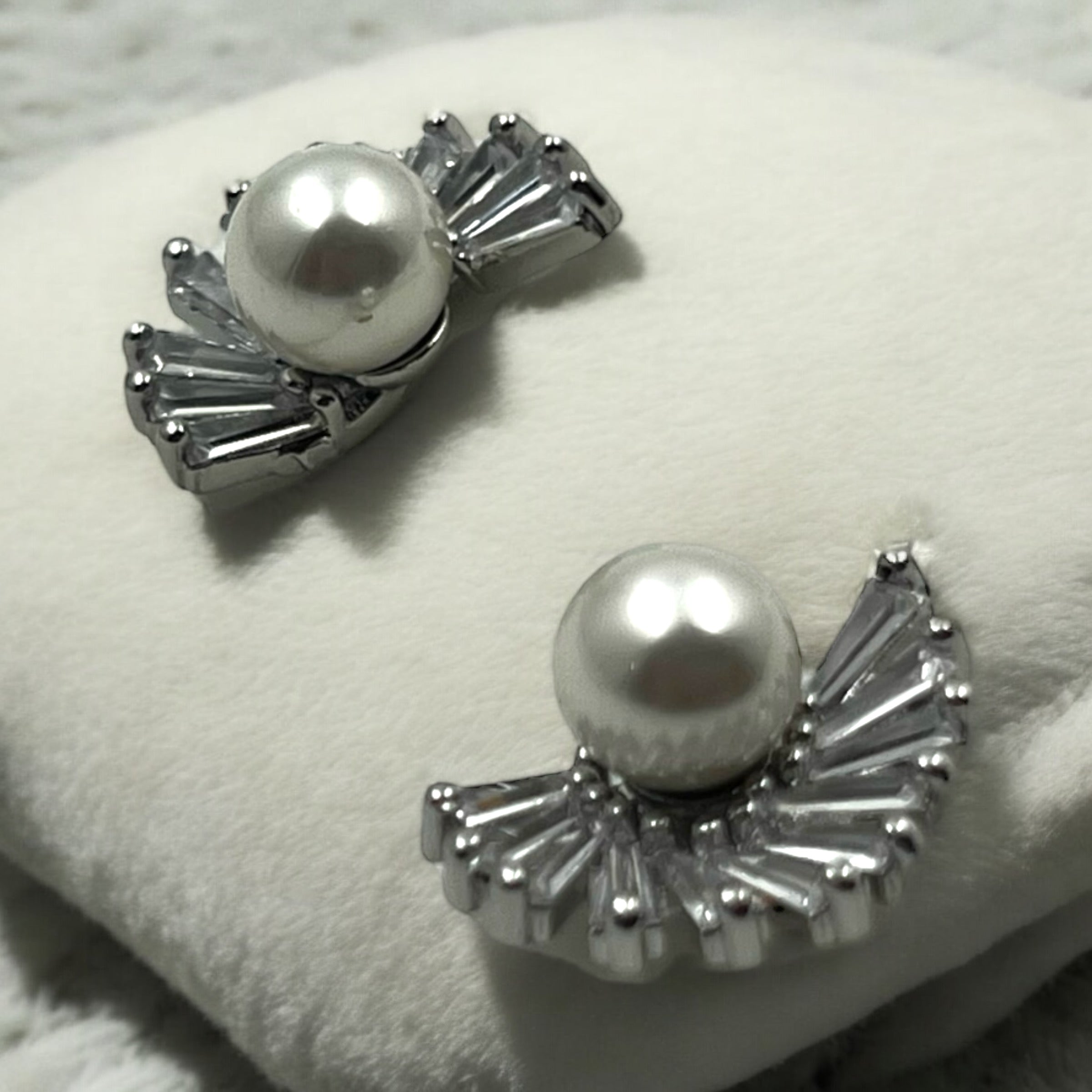 Luxe Fan Pearl Stud Earrings