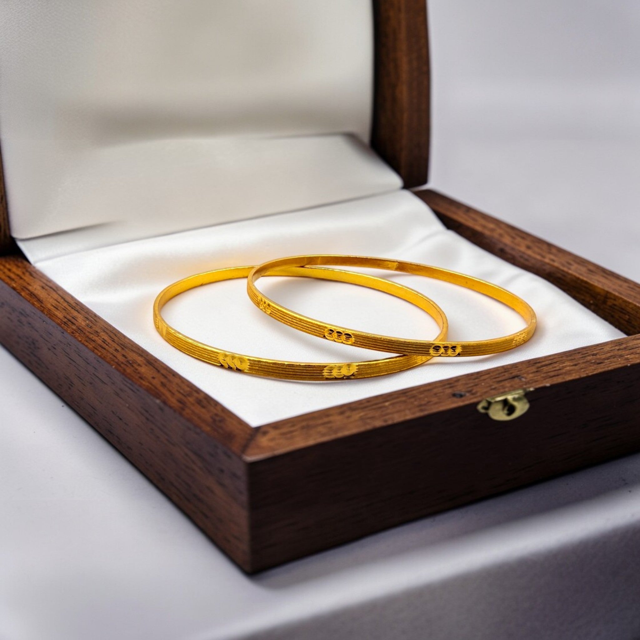 Anika Line Gold Bangle Set