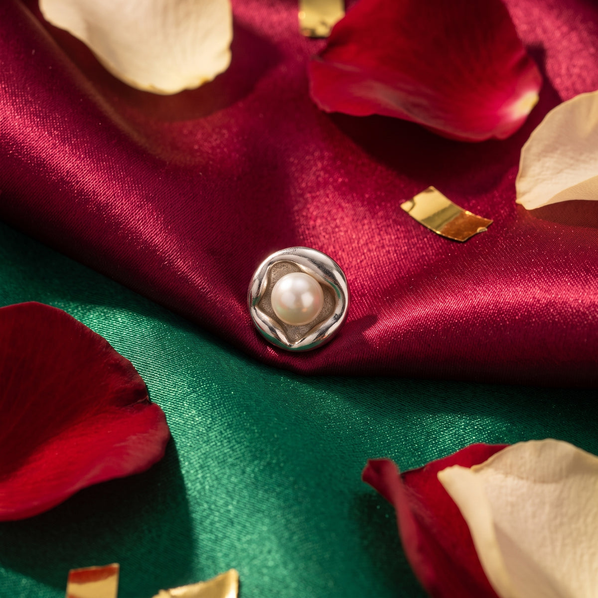 Pearl Glow Stud Earrings