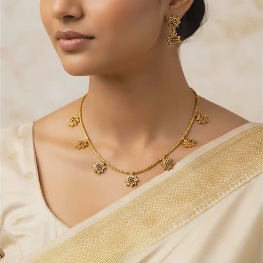 Minimal Floral Necklace Set